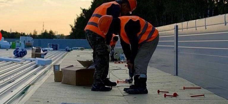 Утепление плоской кровли по профлисту: паллеты каменной ваты ТЕХНОРУФ ТехноНиколь расставлены по картам раскладки — кадр 3